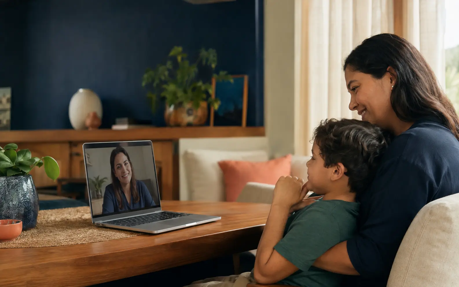 Mãe e criança participam de um teleatendimento em casa